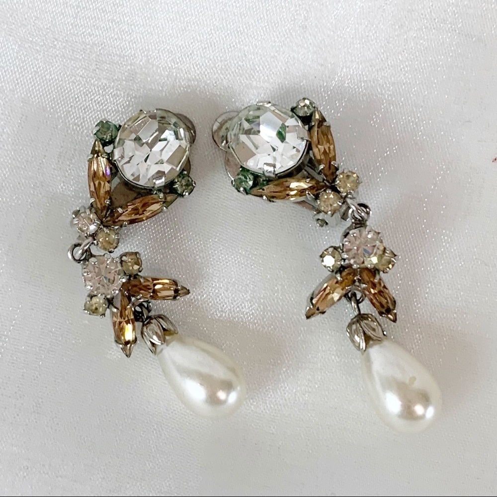 - Vintage Women’s Rhinestone with Pearl Drop Clip Earrings!